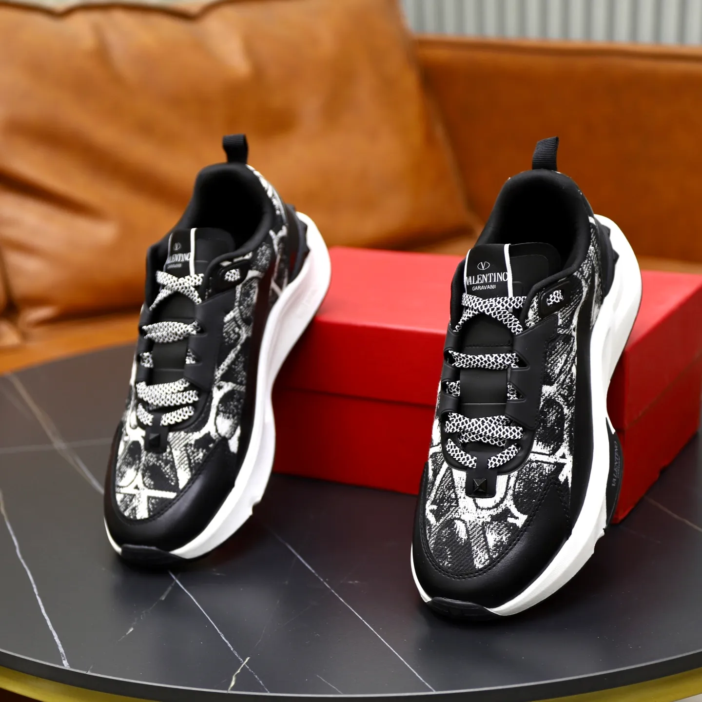 Ex-factory price: 520💰VALENTINO/Valentino Men's latest low-cut thick-soled sports shoes are shipped. Made with heavy industry, men's fine casual sports shoes, versatile style. Original leather, rubber lines embellished with geometric segmented uppers, hand-sewn with fine craftsmanship, novel and fashionable style, rubber soles with rivet details on the front and back, VALENTINO GARAVANI LOGO printed on the side, and Valentino Garavani decorative inlay on the tongue. Logo, comfortable, breathable and durable on the feet! Comes with full original packaging! Code number: 38-39-40-41-42-43-44 (45 can be customized)